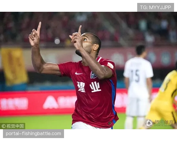 场边花絮:教练因球队一次成功的纵深反击,激动地与助教击掌庆祝